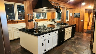 1231 Chuckanut Dr in Bellingham, WA - Building Photo - Building Photo