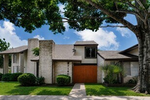 7140 S Dairy Ashford Rd in Houston, TX - Building Photo