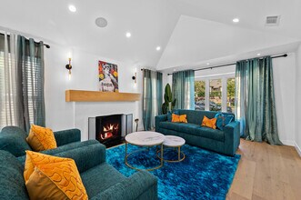 10364 Eastborne Ave in Los Angeles, CA - Foto de edificio - Building Photo
