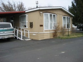 South Mobile Village in Klamath Falls, OR - Building Photo - Building Photo