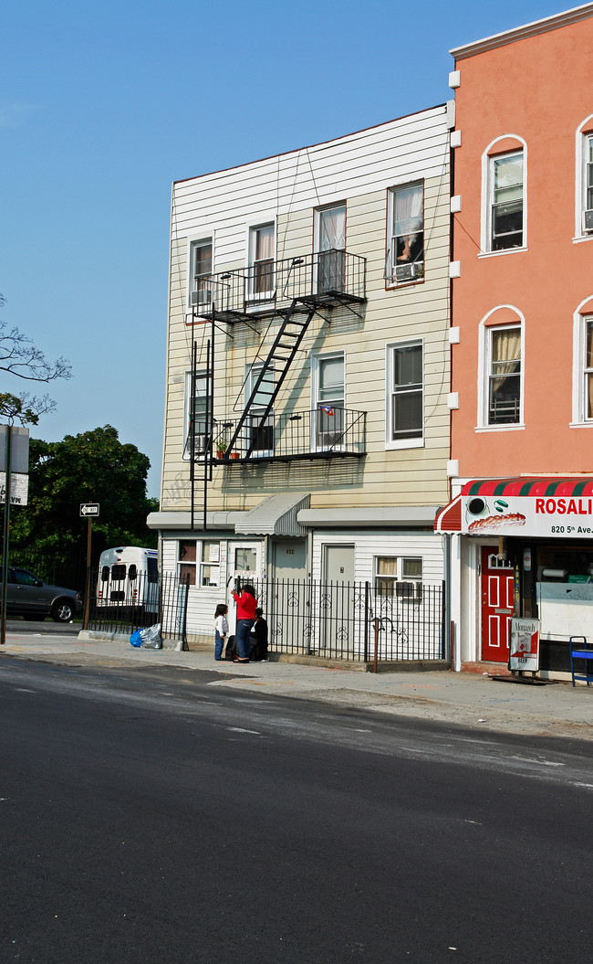 822 5th Ave in Brooklyn, NY - Foto de edificio - Building Photo