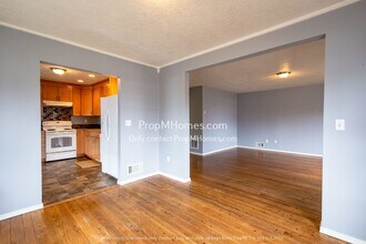 5160 NE Columbia Blvd in Portland, OR - Foto de edificio - Building Photo