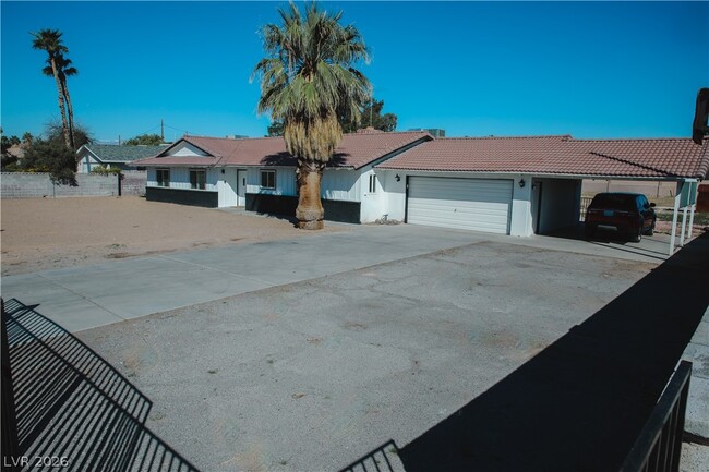 2580 E Hacienda Ave in Las Vegas, NV - Building Photo - Building Photo