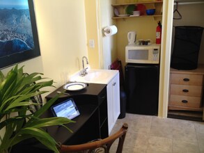 2421 Ala Wai Blvd, Unit Studio in Honolulu, HI - Foto de edificio - Building Photo