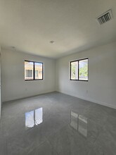 2336 NW 67th St in Miami, FL - Foto de edificio - Building Photo