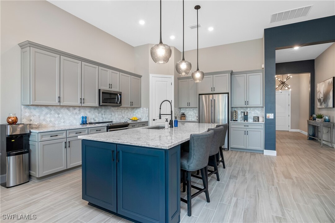 17592 Kinzie Ln in Estero, FL - Foto de edificio