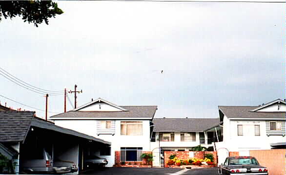 Wishing Well Apartments in Gardena, CA - Building Photo