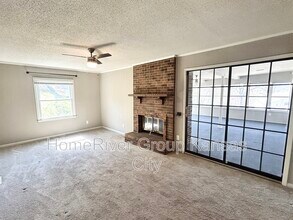 615 NE Woodlawn St in Kansas City, MO - Building Photo - Building Photo