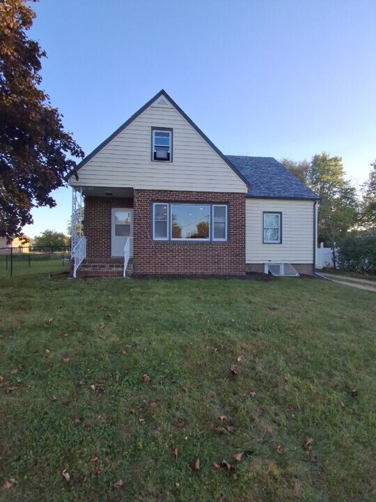 5557 146th St N in Hugo, MN - Building Photo