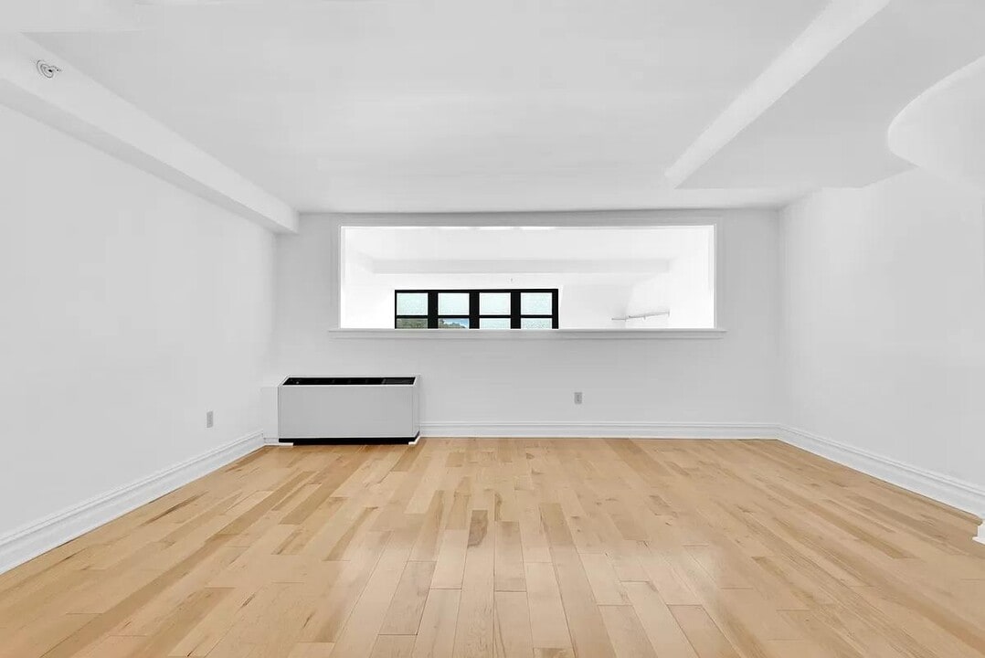 19-19 24th Ave in Queens, NY - Building Photo