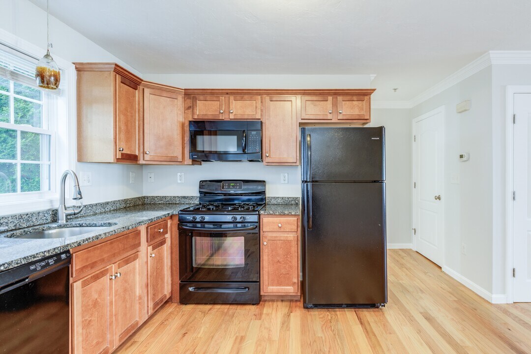 7 Merrimac Way in Tyngsboro, MA - Building Photo