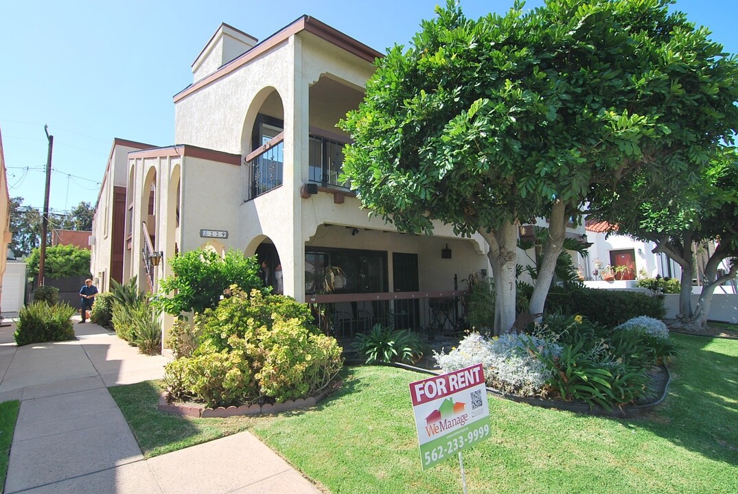 229 Argonne Ave in Long Beach, CA - Building Photo