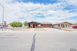 604 Yucca St in Somerton, AZ - Building Photo
