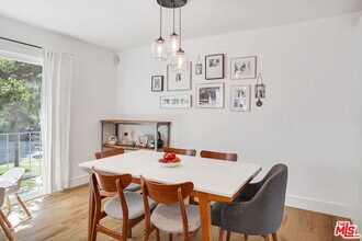 933 11th St-Unit -1 in Santa Monica, CA - Foto de edificio - Building Photo