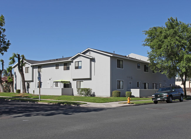 120 E North St in Manteca, CA - Foto de edificio - Building Photo