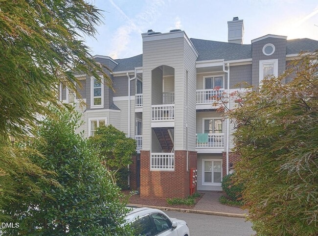 1021 Brighthurst Dr, Unit 307 in Raleigh, NC - Foto de edificio - Building Photo