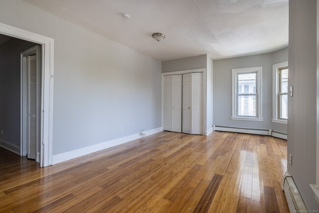 383 Myrtle Ave in Bridgeport, CT - Building Photo - Building Photo