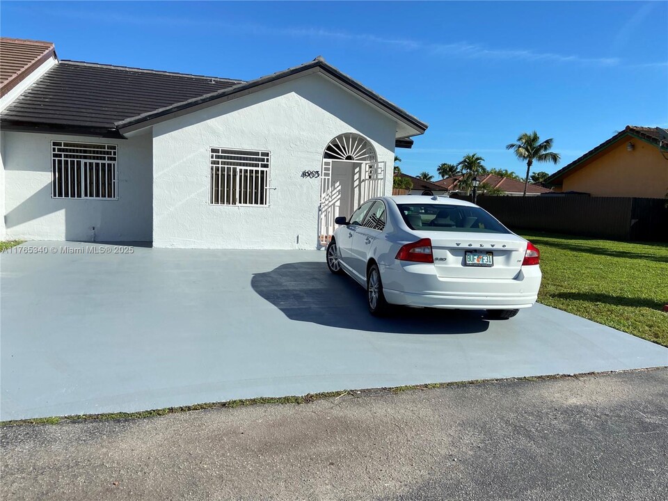 4903 SW 144th Ct in Miami, FL - Building Photo