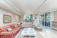 445 Grand Bay Dr, Unit 316 in Key Biscayne, FL - Foto de edificio - Building Photo