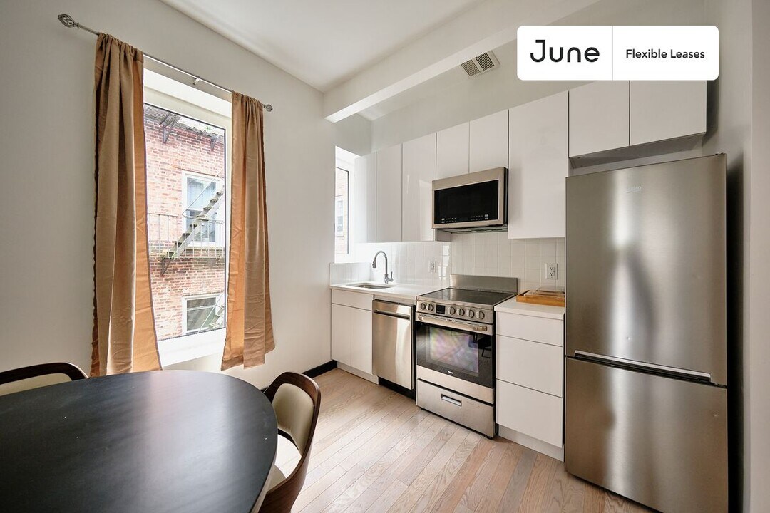 624 E 17th St in Brooklyn, NY - Building Photo