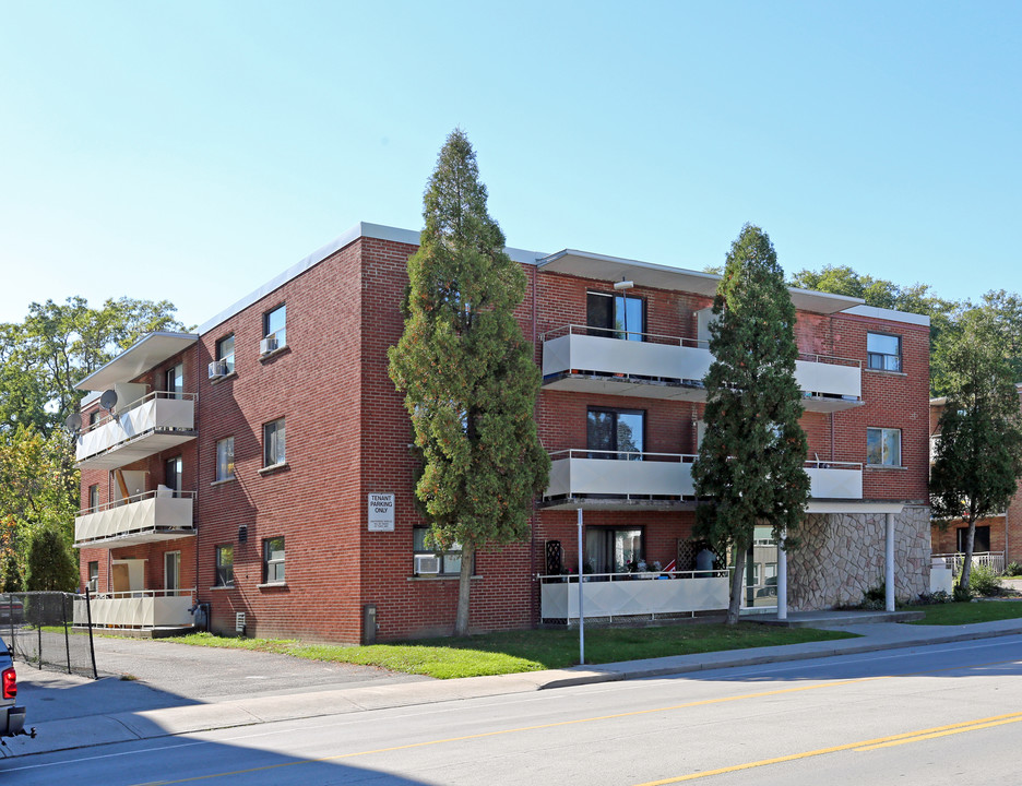 700 Lawrence Rd in Hamilton, ON - Building Photo