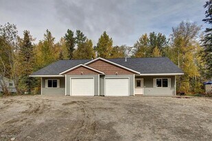 1121 E Dellwood St in Wasilla, AK - Building Photo