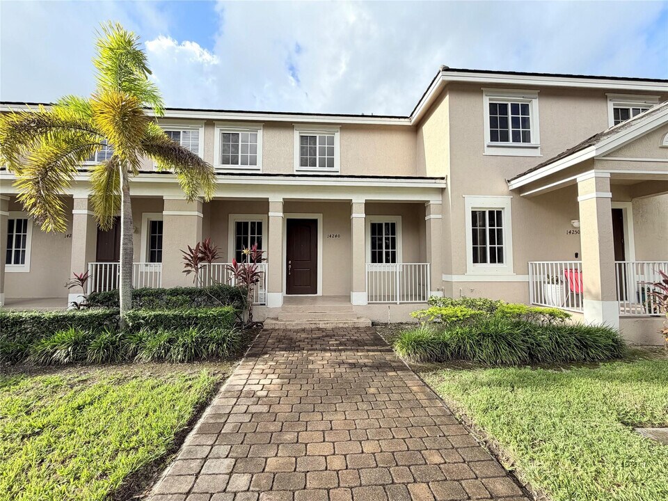 14240 SW 275th St in Homestead, FL - Building Photo