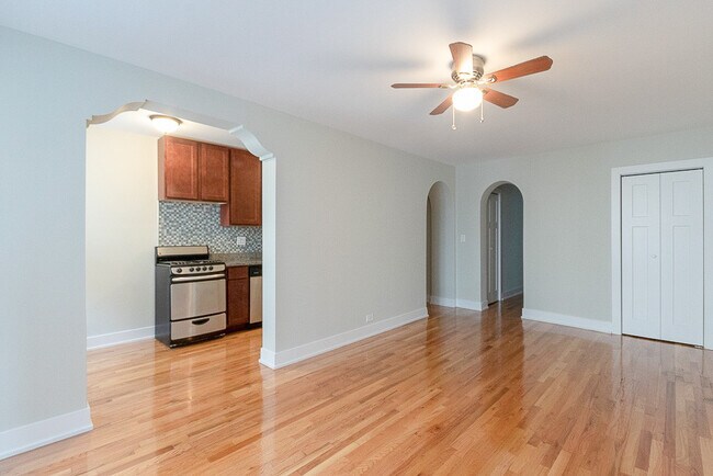 435 W Roscoe St, Unit 4 in Chicago, IL - Building Photo - Building Photo