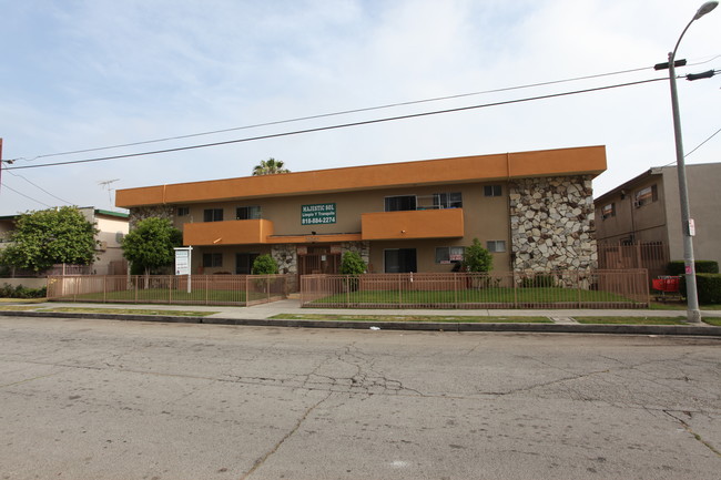 Sol Apartments in Canoga Park, CA - Foto de edificio - Building Photo