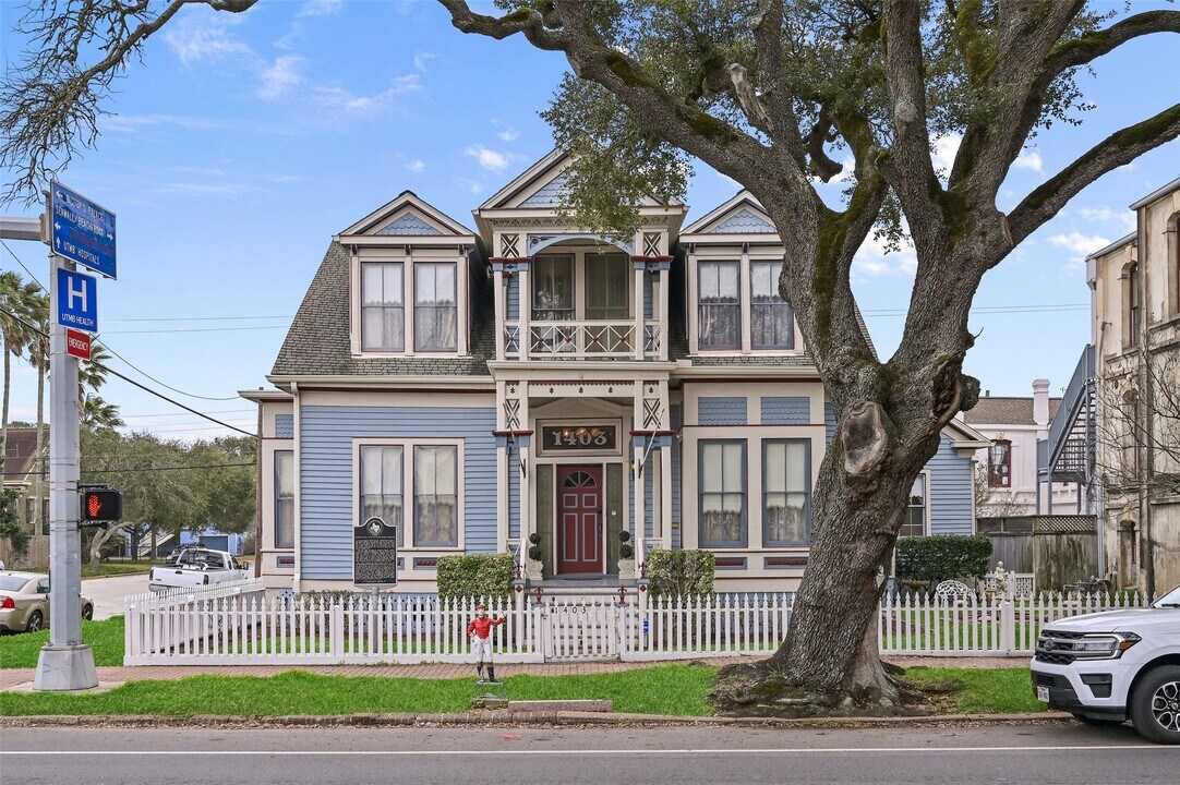 1403 Broadway Avenue J in Galveston, TX - Building Photo