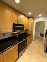 8 Russell Ave in Gaithersburg, MD - Foto de edificio - Building Photo