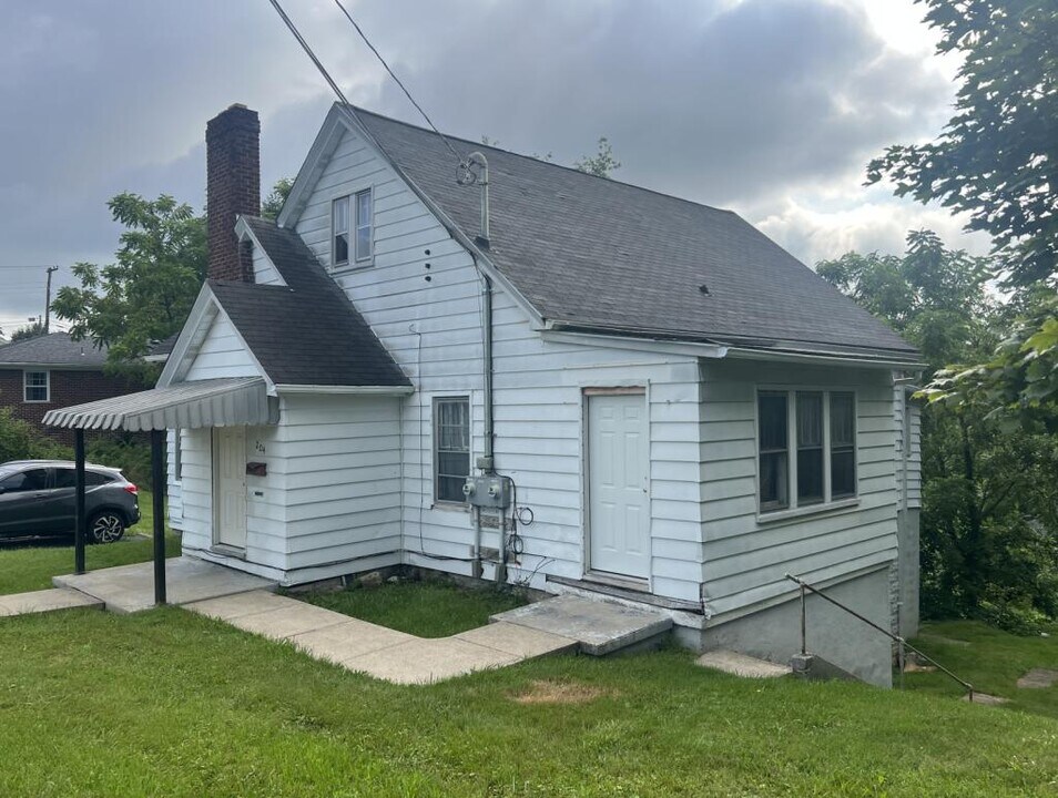 204 Beaver Ave in Beckley, WV - Foto de edificio