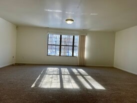 Isle Royal Apartments in Grosse Ile, MI - Building Photo