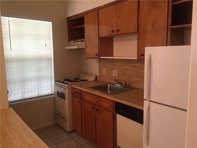 property at 621 W 37th St