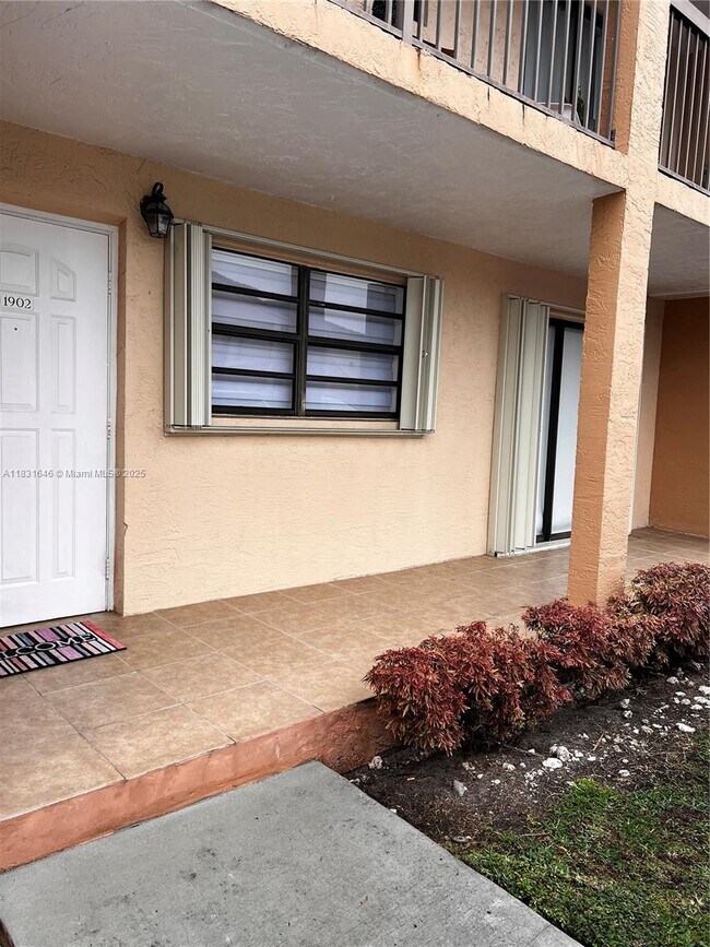 18216 Mediterranean Blvd in Hialeah, FL - Building Photo - Building Photo