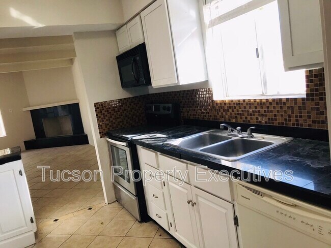 7742 E Tanque Verde Ln in Tucson, AZ - Building Photo - Building Photo