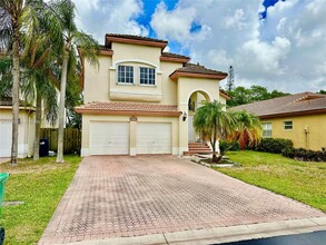9815 NW 32nd St in Doral, FL - Foto de edificio - Building Photo