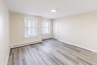 Newport Landings Apartment Community in Middletown, RI - Foto de edificio - Building Photo