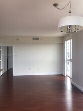 7275 SW 90th Way, Unit 302 in Miami, FL - Building Photo - Building Photo