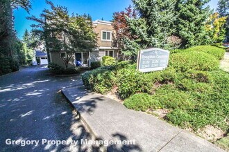 11342 NE 67th St in Kirkland, WA - Building Photo - Building Photo