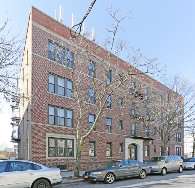 5906 Linden St in Ridgewood, NY - Building Photo - Building Photo