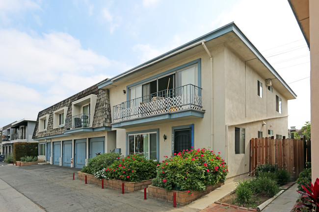 21682 Brookhurst St in Huntington Beach, CA - Building Photo - Building Photo