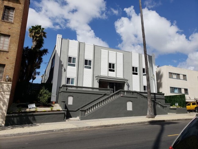 747 S. New Hampshire Ave. in Los Angeles, CA - Foto de edificio - Building Photo