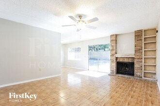 10232 Flatland Trail in Converse, TX - Foto de edificio - Building Photo