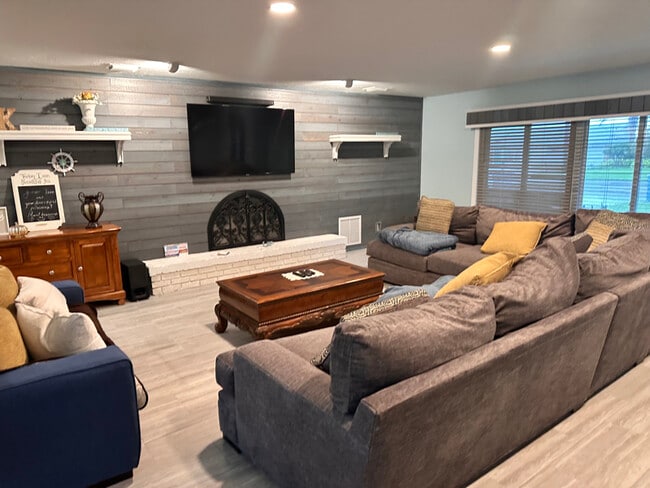 2728 1/2 S Atlantic Ave