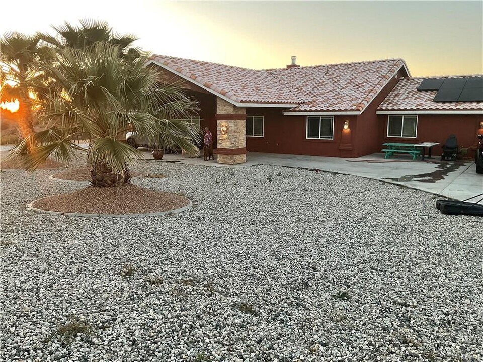 9512 Mesquite St in Oak Hills, CA - Building Photo