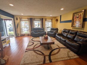 20 Balboa Ln in Franklin Park, NJ - Foto de edificio - Building Photo