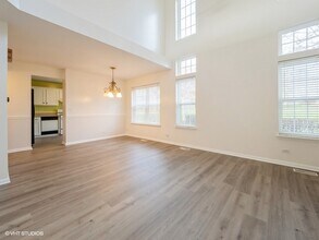 140 Crescent Ln in Schaumburg, IL - Foto de edificio - Building Photo