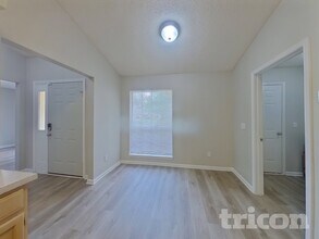 11329 Hartland Rd, Unit 102 in Jacksonville, FL - Building Photo - Building Photo