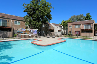 Cedar Ridge Apartments in Sacramento, CA - Foto de edificio - Building Photo